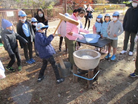 2022.12.18  はじめてのおもちつきで、きねがおもたかったです。よいしょっと。