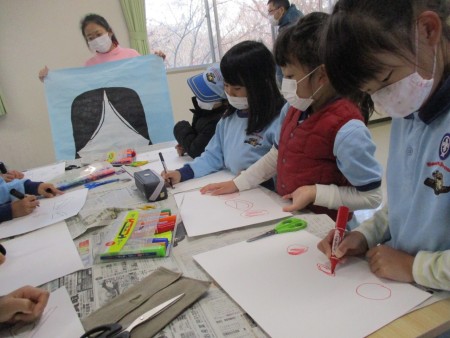 2022.12.18  ふくわらいのパーツをつくっています。わたしたちにまかせて！