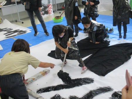 2023.2.5 大きな和紙に、大きな筆で、大きな字を書きました。